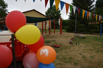 Kitagelände mit Ballons und Girlanden geschmückt