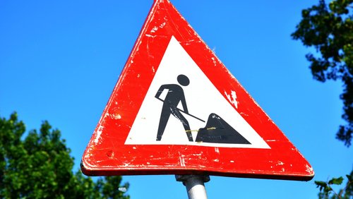 ein Straßenschild für Bauarbeiten