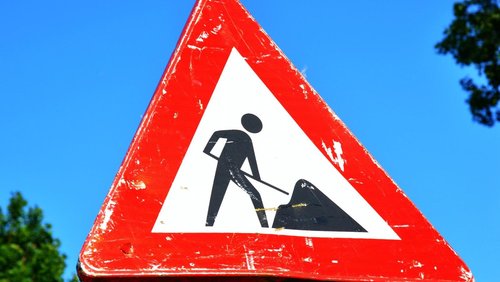 ein Straßenschild für Bauarbeiten